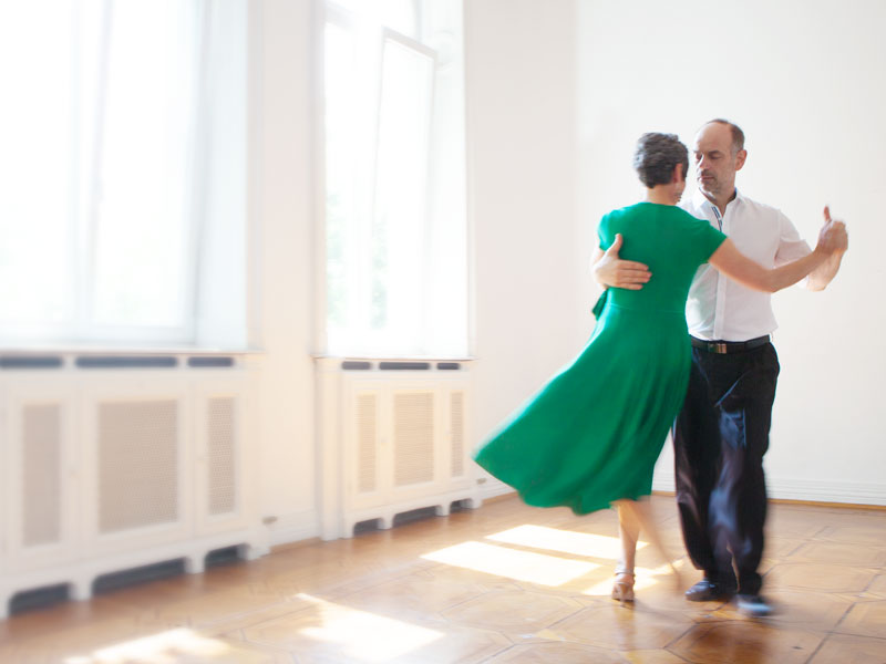 Ein Paar tanzt Tango Argentino im Studio der Milonguita