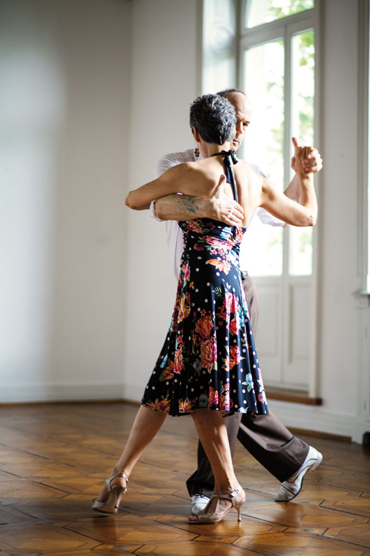 Ein Paar tanzt Tango Argentino im Studio